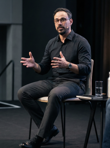 Jean da Silva, fundador da BOO, durante uma apresentação
